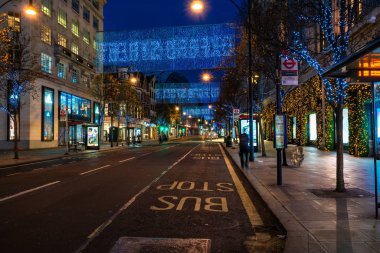 Londra - Aldatan 07, 2019: Londra Oxford Caddesi 'ndeki Noel ışıkları 27 enerji tasarruflu sokak boyunca uzanan ve 220 bin parıldayan ışıktan oluşan ışık perdeleri içeriyor