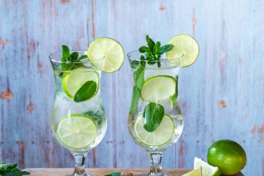 Naneli ve limonlu mojito kokteyli tazeleniyor.