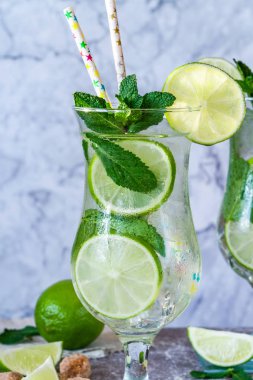 Naneli ve limonlu mojito kokteyli tazeleniyor.