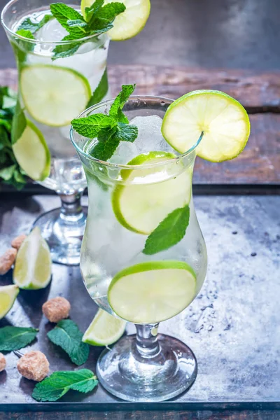 Erfrischender Mojito Cocktail Mit Minze Und Limette — Stockfoto