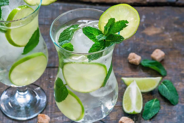 Naneli Limonlu Mojito Kokteyli Tazeleniyor — Stok fotoğraf