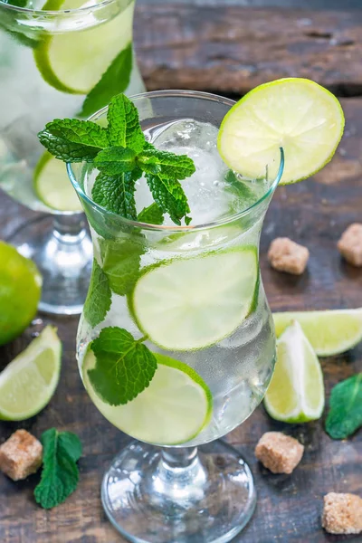 Erfrischender Mojito Cocktail Mit Minze Und Limette — Stockfoto
