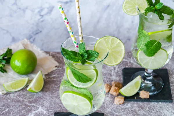 Erfrischender Mojito Cocktail Mit Minze Und Limette — Stockfoto