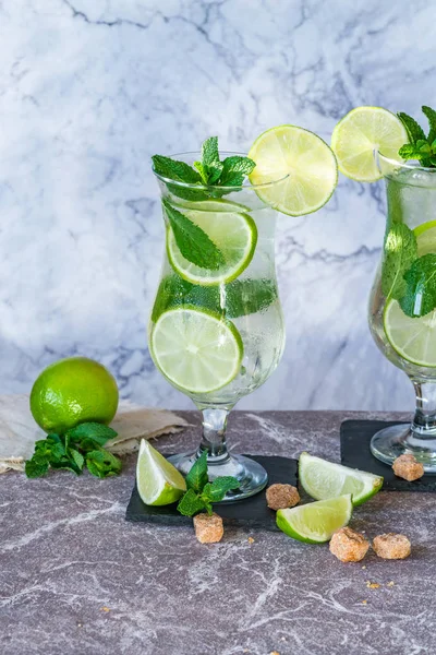 Erfrischender Mojito Cocktail Mit Minze Und Limette — Stockfoto