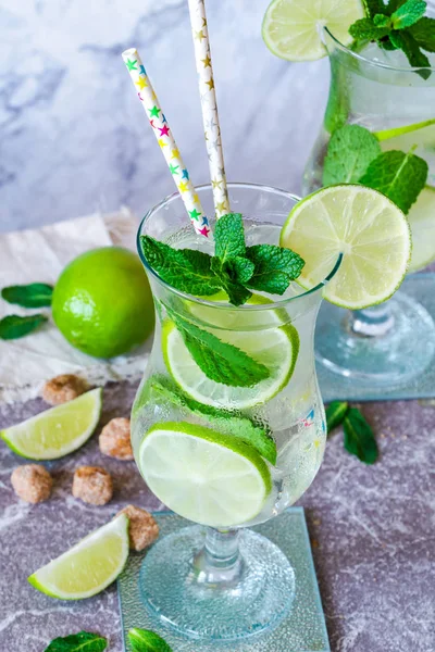 Uppfriskande Mojito Cocktail Med Mynta Och Lime — Stockfoto
