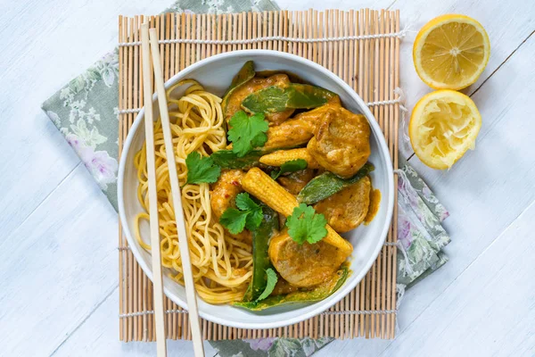 Curry Cerdo Satay Con Fideos Huevo Vista Aérea —  Fotos de Stock