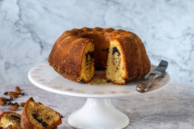 Çikolatalı ve bademli kek.