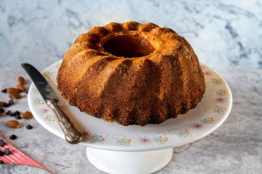 Çikolatalı ve bademli kek.