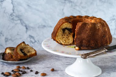 Çikolatalı ve bademli kek.
