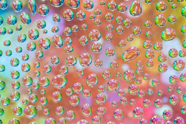 Waterdruppels Glas Met Kleurrijke Pastelreflecties Getextureerde Achtergrond — Stockfoto