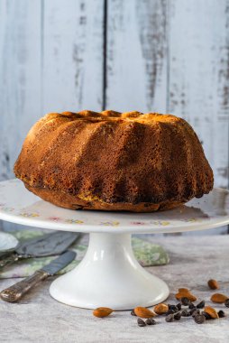 Çikolatalı ve bademli kek.