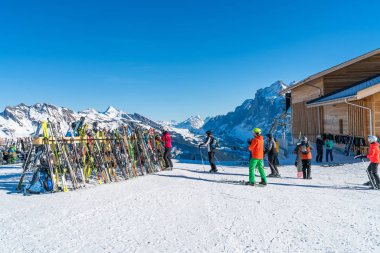 Grindelwald, İsviçre - 12 Ocak 2020: Mannlichen dağındaki kayakçılar ve snowboardcular Grindelwald kayak merkezinde kış sporlarının keyfini çıkarıyorlar.