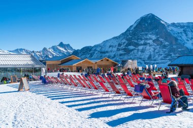 Grindelwald, İsviçre - 12 Ocak 2020: Mannlichen dağındaki kayakçılar ve snowboardcular Grindelwald kayak merkezinde kış sporlarının keyfini çıkarıyorlar.