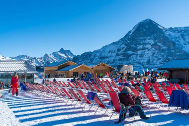 Grindelwald, İsviçre - 12 Ocak 2020: Mannlichen dağındaki kayakçılar ve snowboardcular Grindelwald kayak merkezinde kış sporlarının keyfini çıkarıyorlar.