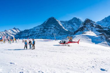 Grindelwald, İsviçre - 12 Ocak 2020: Grindelwald kayak merkezindeki Mannlichen dağında İsviçre hava kurtarma servisinden Hb-Znq helikopteri.