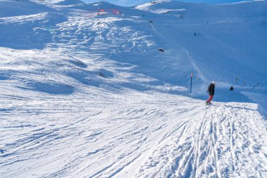Grindelwald, İsviçre - 12 Ocak 2020: İnsanlar, pek çok kar aktivitesi sunan Jungfrau Bölgesi 'nin popüler bir kapısı olan Grindelwald' daki Mannlichen Dağı 'nda kış sporlarını seviyor