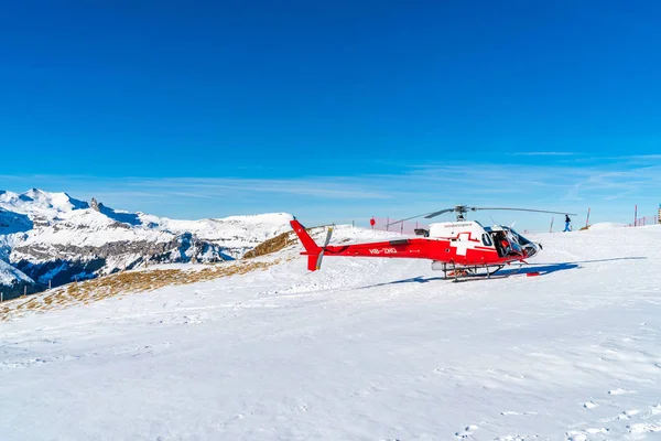 グリンデルヴァルト スイス 2020年1月12日 グリンデルヴァルトスキーリゾートのマンリヒェン山のスイスの航空救助サービスからのHb Znqヘリコプター — ストック写真