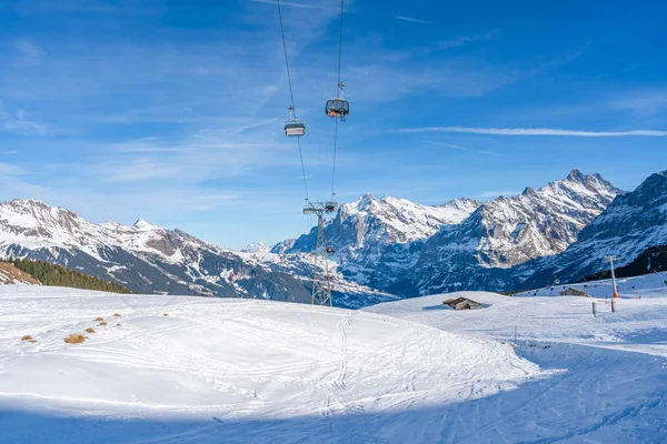 Grindelwald Suíça Janeiro 2020 Teleférico Leva Esquiadores Topo Montanha Mannlichen — Fotografia de Stock