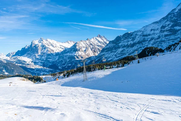 Grindelwald Suíça Janeiro 2020 Teleférico Leva Esquiadores Topo Montanha Mannlichen — Fotografia de Stock