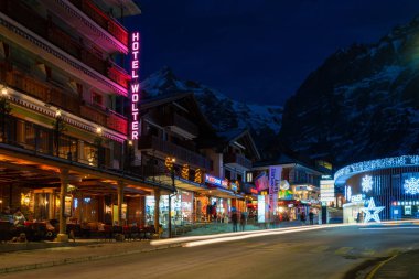 Grindelwald, İsviçre - 12 Ocak 2020: Gece Grindelwald manzarası. Köy, Jungfrau Bölgesi 'ndeki Interlaken-Oberhasli idari bölgesinde yer almaktadır.
