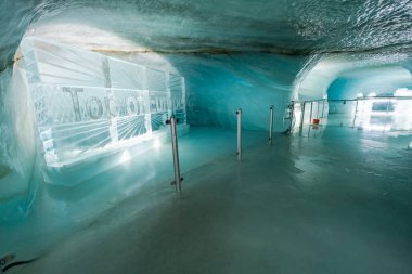 Grindelwald, İsviçre, 13 Ocak 2020: Jungfraujoch 'daki Buz Sarayı' nda (Avrupa 'nın tepesi) buzdan heykeller. Yılda yaklaşık iki milyon kişi burayı ziyaret ediyor. Buradaki heykellere ve sanat eserlerine hayran kalıyorlar.