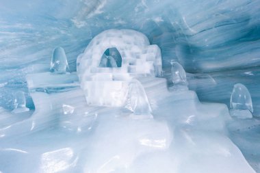 Grindelwald, İsviçre, 13 Ocak 2020: Jungfraujoch 'daki Buz Sarayı' nda (Avrupa 'nın tepesi) buz heykelleri. Yılda yaklaşık iki milyon kişi burayı ziyaret ediyor. Buradaki heykellere ve sanat eserlerine hayran kalıyorlar.