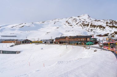Grindelwald, İsviçre - 13 Ocak 2020: İsviçre 'nin Bernese Oberland bölgesinde Kleine Scheidegg Geçidi' nin zirvesinde yer alan Kleine Scheidegg tren istasyonunun görüntüsü.