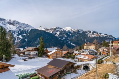 Wengen, İsviçre - 13 Ocak 2020 Wengen, İsviçre 'nin Bernese Oberland bölgesinde yer alan bir Alp köyüdür. Kerestelerle tanınır ve kış sporları meraklıları için popüler bir yerdir.