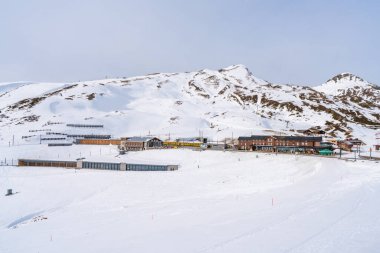 Grindelwald, İsviçre - 13 Ocak 2020: İsviçre 'nin Bernese Oberland bölgesinde Kleine Scheidegg Geçidi' nin zirvesinde yer alan Kleine Scheidegg tren istasyonunun görüntüsü.