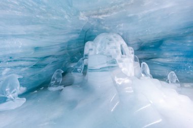 Grindelwald, İsviçre, 13 Ocak 2020: Jungfraujoch 'daki Buz Sarayı' nda (Avrupa 'nın tepesi) hayvan buz heykelleri. Yılda yaklaşık iki milyon kişi burayı ziyaret ediyor. Buradaki heykellere ve sanat eserlerine hayran kalıyorlar.