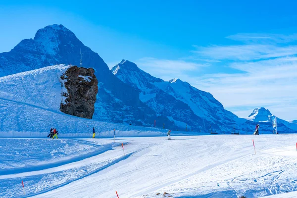 Grindelwald First Switzerland Janeiro 2020 Esquiadores Primeira Montanha Grindelwald Suíça — Fotografia de Stock