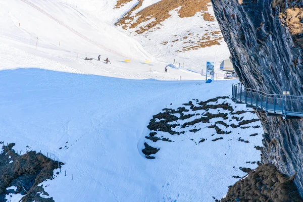 格林德尔瓦尔德第一 2020年1月17日 克里夫在格林德尔瓦尔德的第一山上散步是一个受欢迎的旅游胜地 那里有令人叹为观止的阿尔卑斯山景观 — 图库照片