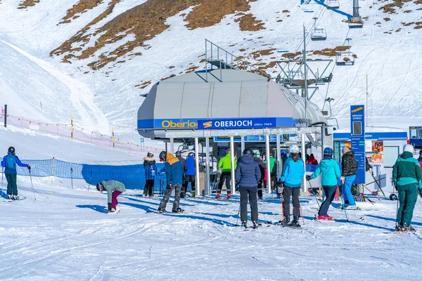 Grindelwald First Switzerland Janeiro 2020 Esquiadores Primeira Montanha Grindelwald Suíça — Fotografia de Stock