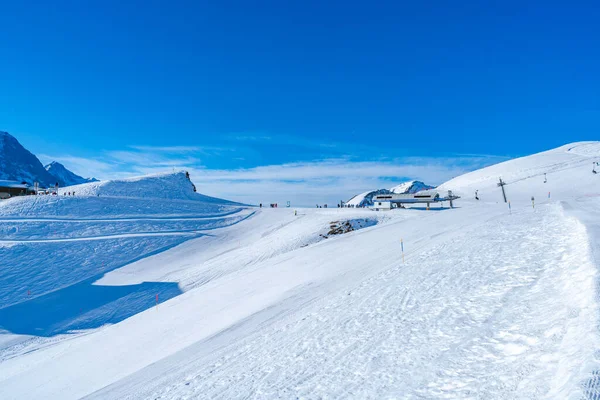 Grindelwald First Switzerland Janeiro 2020 Esquiadores Primeira Montanha Grindelwald Suíça — Fotografia de Stock