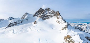 Jungfrau zirvesinin İsviçre 'deki Jungfraujoch' tan (Avrupa 'nın tepesi) panoramik görünümü