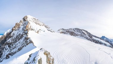 İsviçre Alplerinde kış mevsiminde Monch zirvesinin panoramik manzarası, İsviçre