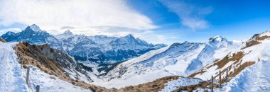 İsviçre 'nin Grindelwald kayak merkezindeki İsviçre Alpleri' nin geniş parnoramik görüntüsü 