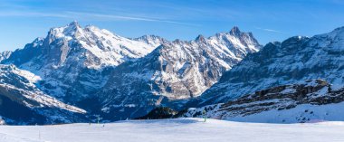 Kışın Grindelwald kayak merkezindeki İsviçre Alpleri 'nin geniş parnoramik kar manzarası
