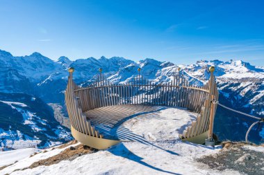 Mannlichen zirvesindeki platformda ikonik Eiger, Monch ve Jungfrau zirveleri de dahil olmak üzere İsviçre Alpleri hakkında çarpıcı manzaralar sunuluyor..