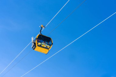 İsviçre, Grindlelwald kayak merkezinde mavi gökyüzüne karşı Cableway gondolu