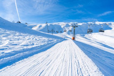 Grindelwald kayak merkezindeki Mannlichen Dağı 'nda Cablecar (Mannlichenbahn). İsviçre 'de kış
