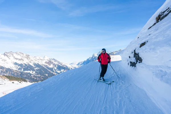 Homem Meia Idade Gosta Esquiar Nas Encostas Montanha Mannlichen Grindelwald — Fotografia de Stock