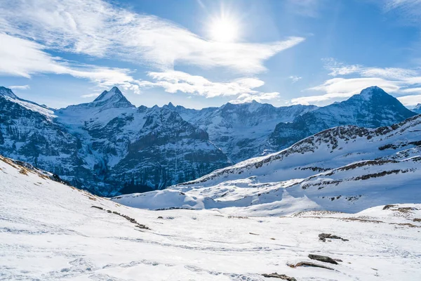 Zimowy Krajobraz Pokrytymi Śniegiem Szczytami Widocznymi Pierwszej Góry Alpach Szwajcarskich — Zdjęcie stockowe