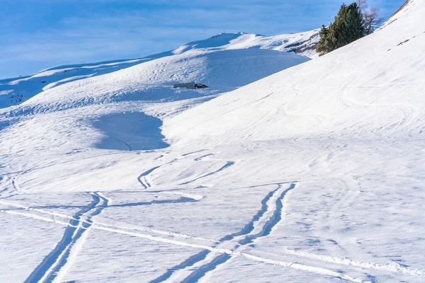 冬季风景与雪瑞士阿尔卑斯山从曼尼根山在格林德尔沃尔德滑雪胜地 瑞士的冬天 — 图库照片