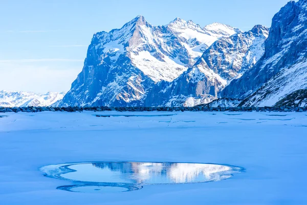 瑞士Grindelwald滑雪度假胜地瑞士阿尔卑斯山Kleine Scheidegg山冬季积雪覆盖山顶 湖泊结冰的景观 — 图库照片