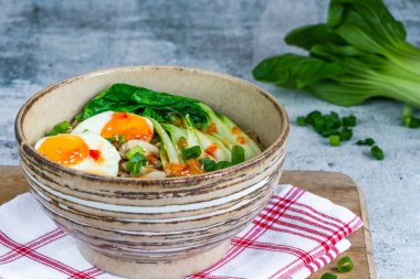 Japon susamlı şehriye, pok choi, haşlanmış yumurta, mantar, taze soğan ve acı sos.