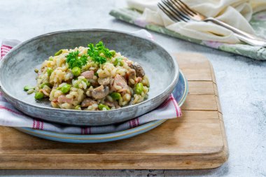 Pastırma ve mantarlı pilav ve fasulye.