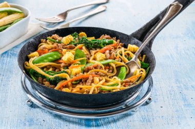 Sebzeli erişte kızartması.