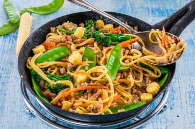 Sebzeli erişte kızartması.