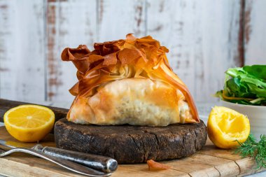 Coulibiac - Pilav, mantar, soğan, dereotu ve haşlanmış yumurtayla doldurulmuş somon dolu Rus tipi pirog.